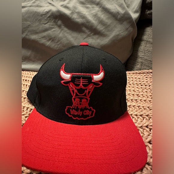 Chicago Bulls Mitchell and Ness SnapBack - Picture 2 of 7